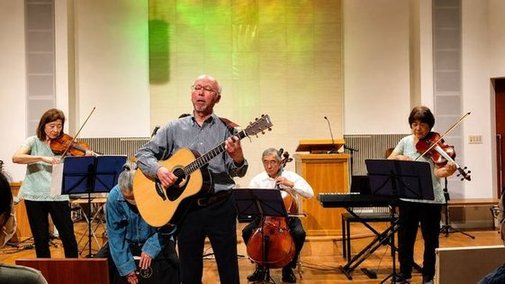 岡山市の蕃山町教会礼拝堂で開催された春フェスの演奏風景